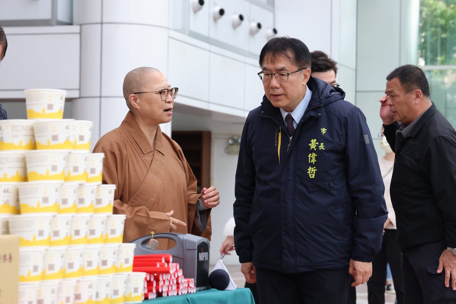 慈悲傳承慶佛誕 滿舟法師贈粥市府共賀臘八