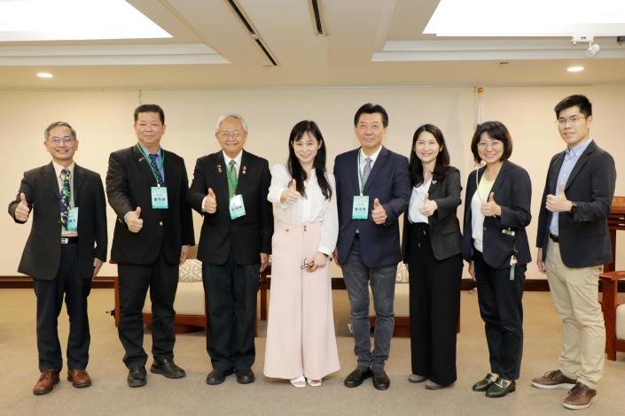 臺南市政府 黃偉哲市長、趙卿惠、葉澤山副市長、方進呈秘書長、新聞及國際關係處 蘇恩恩處長：全球傑出僑生校友獎得主拜會南市府 見證古都台南邁向輝煌新未來