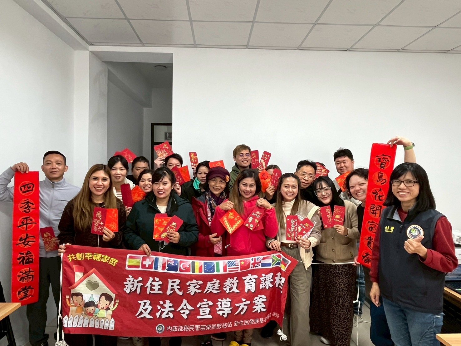 一筆一線禪繞畫春聯 新住民用藝術迎接馬年新氣象