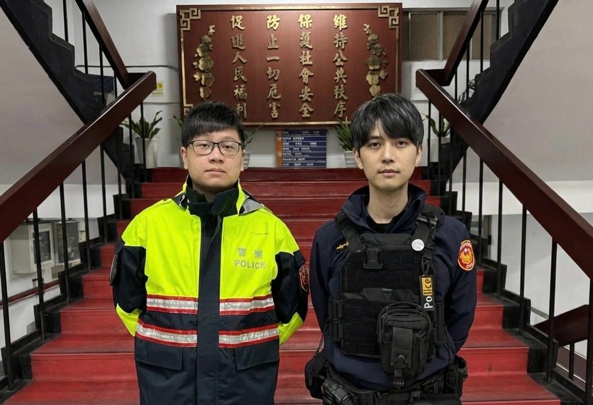 貨車深夜故障駕駛無助 文山警徒手推車暖心相助